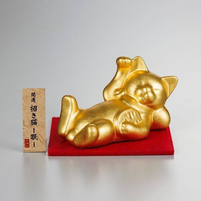 Gold-leaf lucky cat figurine lying down on red felt base | Kanazawa gold leaf, Hakuichi