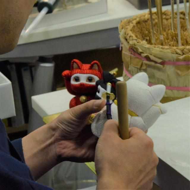 [BECKONING (LUCKY) CAT] MANEKI NEKO, FENG SHUI (GREEN) REST FATIGUE RECOVERY | EDO ART DOLLS | KAKINUMA DOLLS
