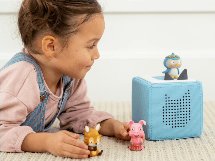 Child Playing With Canciones De Viaje Audio Figurine And Toniebox 2