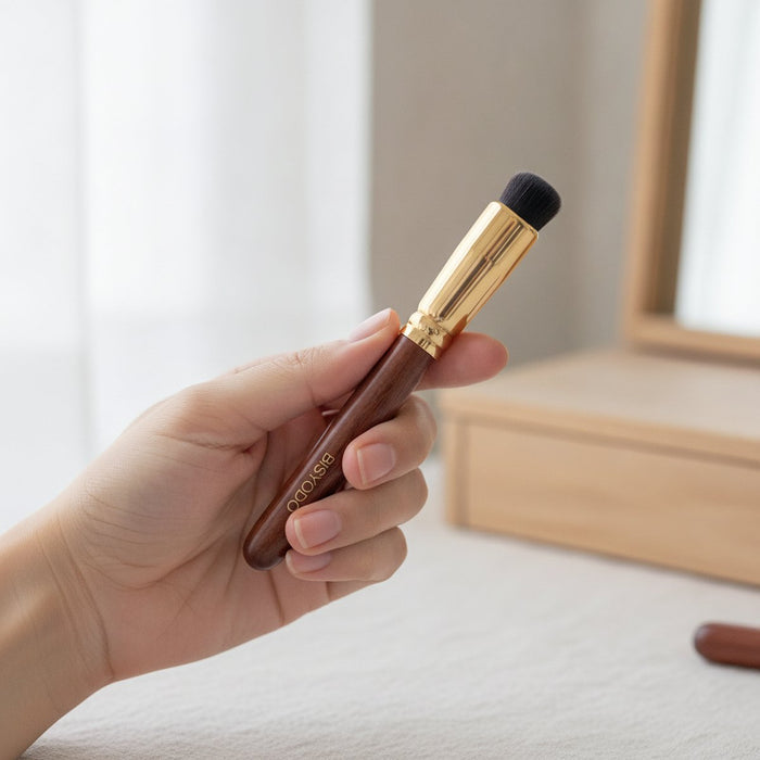 [MAKEUP BRUSH] BISYODO TAPPING CONCEALER BRUSH (ROUND) 13MM | MAKEUP BRUSH CRAFT | UYODA BISYODO｜使用イメージ（演出・着用）※手作りのため色・風合いは一点ごとに異なります