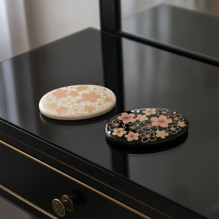 [MIRROR] OFFRIR SAKURA OVAL-MIRROR | KANAZAWA GOLD LEAF | HAKUICHI｜使用イメージ（演出・着用）※手作りのため色・風合いは一点ごとに異なります