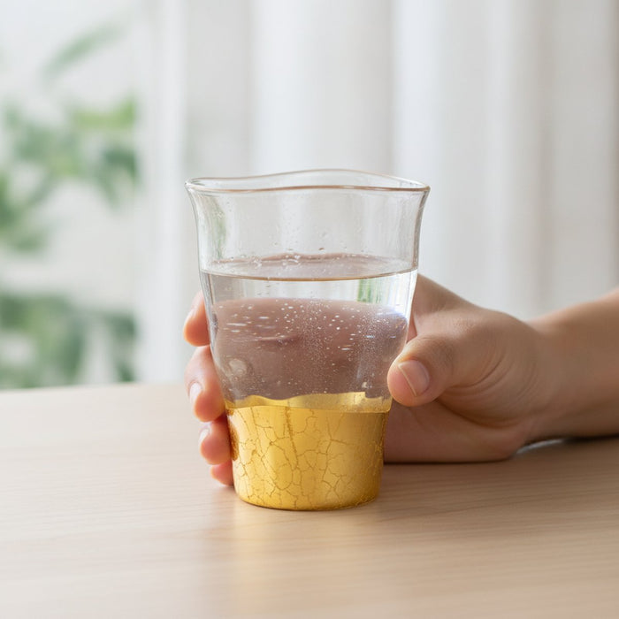 [MUG (CUP)] PENETRATION BITE GLASS | HAKUICHI | KANAZAWA GOLD LEAF｜使用イメージ（演出・手持ち）※手作りのため色・風合いは一点ごとに異なります