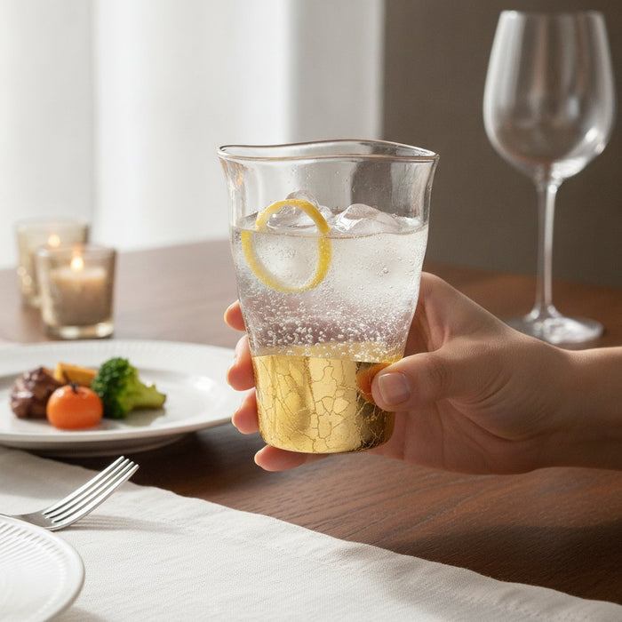 [MUG (CUP)] PENETRATION BITE GLASS | HAKUICHI | KANAZAWA GOLD LEAF｜使用イメージ（演出・手持ち）※手作りのため色・風合いは一点ごとに異なります