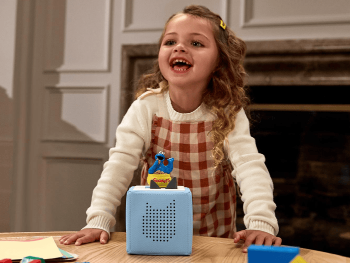 Child Playing With Sesame Street - Cookie Monster (Spanish)