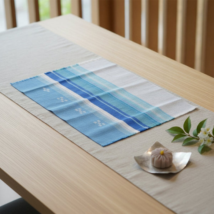 [TABLE MAT] YAIMA-REEF (BLUE) | YAEYAMA MINSAH (TEXTILES) | AZAMIYA｜使用イメージ（演出・テーブルコーディネート）※手作りのため色・風合いは一点ごとに異なります