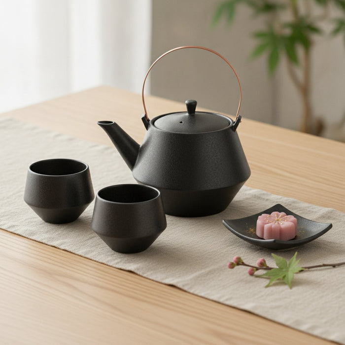 [TEA POT & CUPS SET] BLACK | MINO WARES | MARUMO TAKAGI｜使用イメージ（演出・テーブルコーディネート）※手作りのため色・風合いは一点ごとに異なります