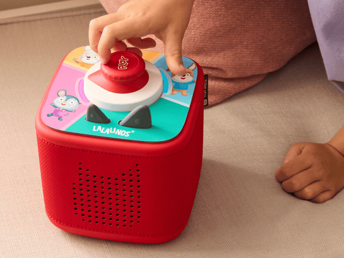 Child Playing With Lalalinos: Your Day In Bumbaloo - Tonieplay Game And Tonieplay Controller